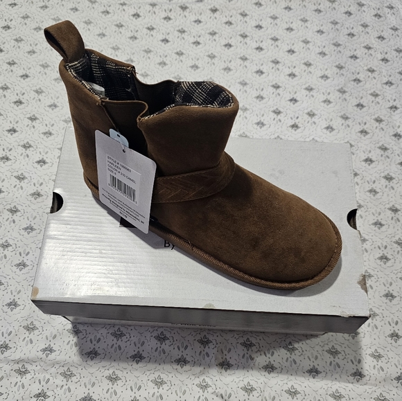 Mukluks Harleen Boots - Picture 2 of 4